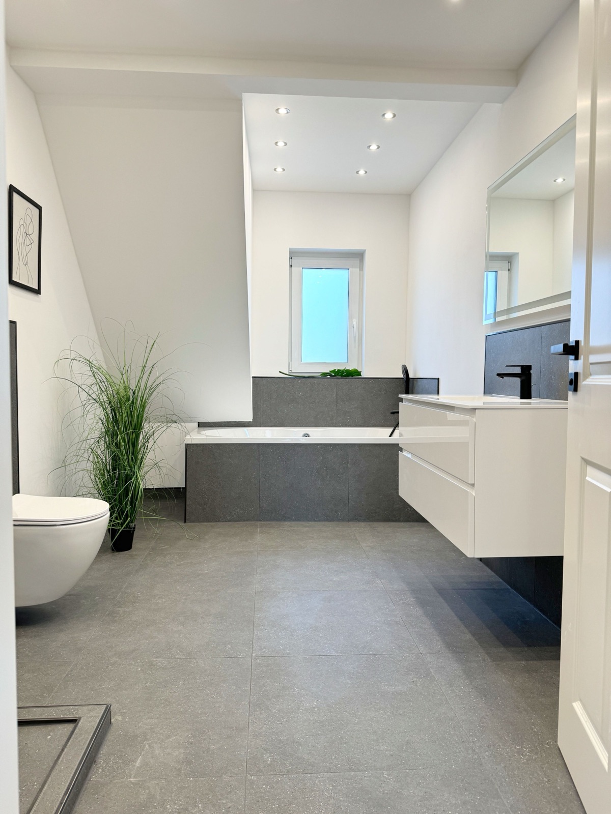 Tageslichtbad mit walk-in-Dusche